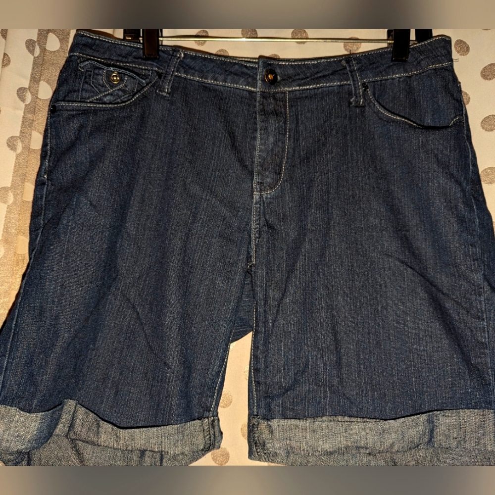 SALI WORKS Med Rise Bermuda Cuffed Shorts 12